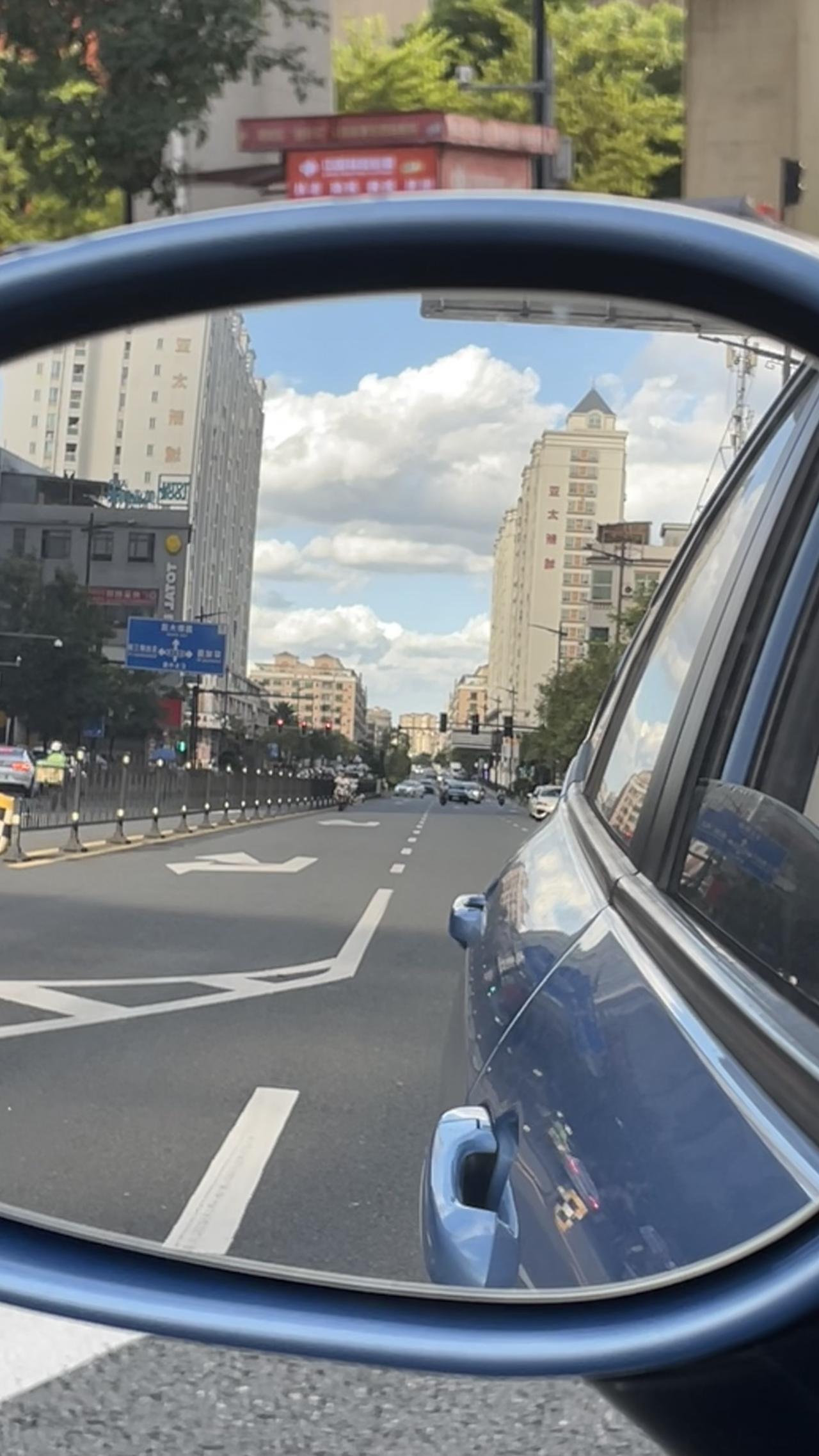 后视镜里面的风景
突然从后视镜看到
白云
高楼
车道
就这么静静地看着后视镜里的