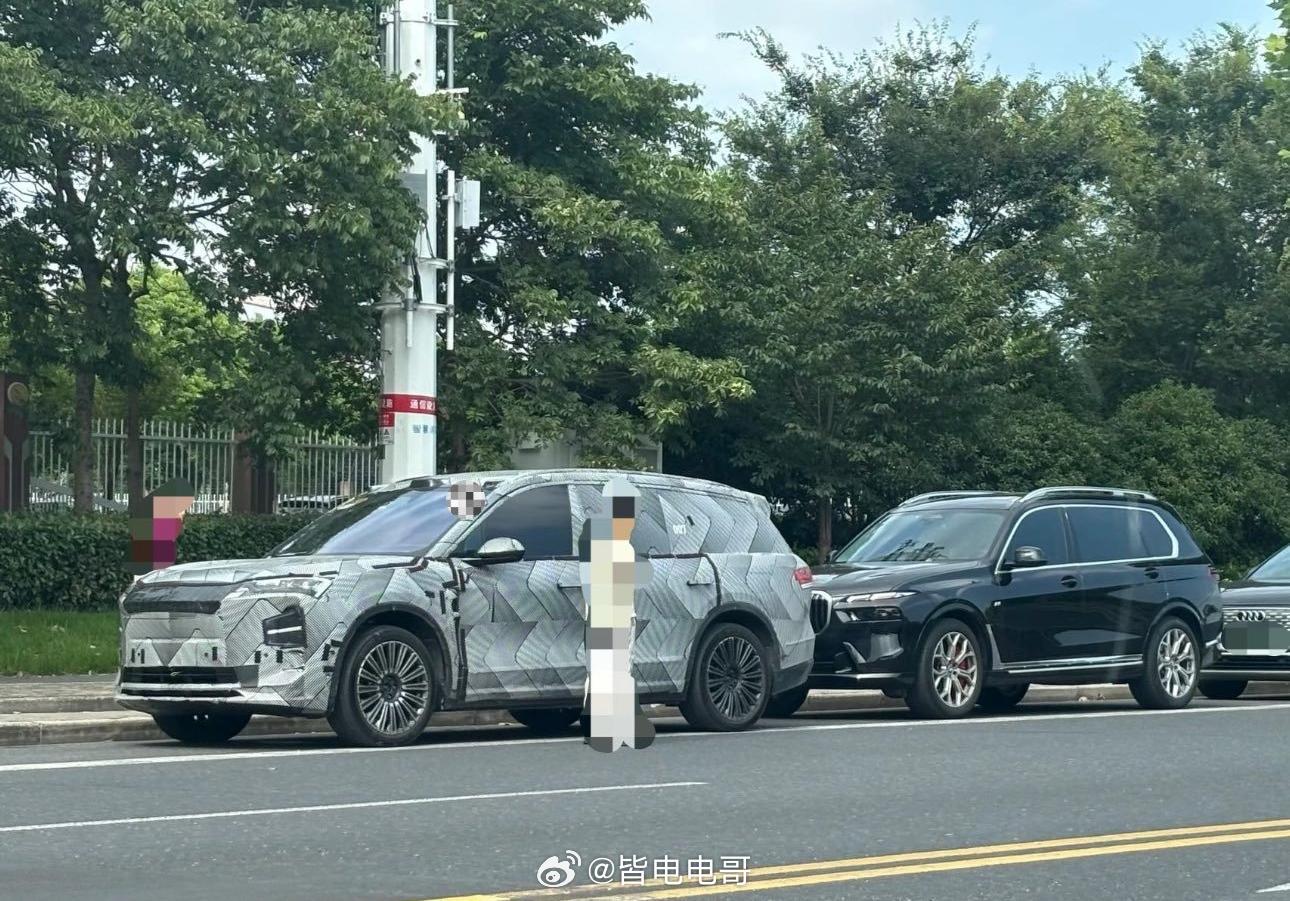 蔚来第三代ES8的路试图，直观感受下这尺寸，后面的X7放一块第一眼还以为是台X3
