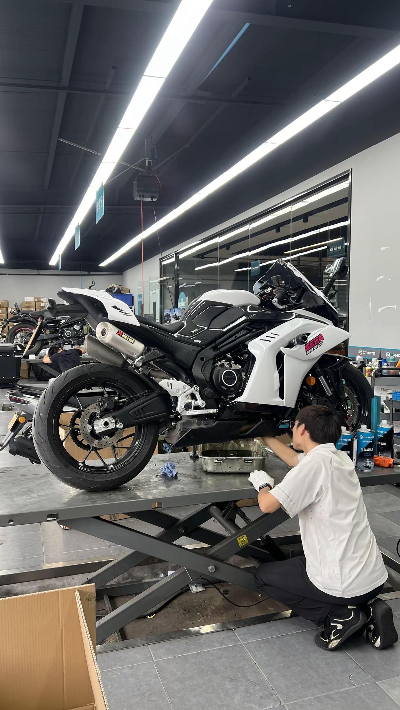 500公里了，首保免费享受😎。机车保养日常 春风500sr 爱车养护日记