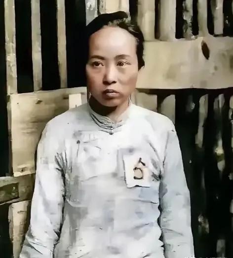 1937年11月24日，她是趴着被处决的，留下了这张遗照。魏文全，年芳25岁，时