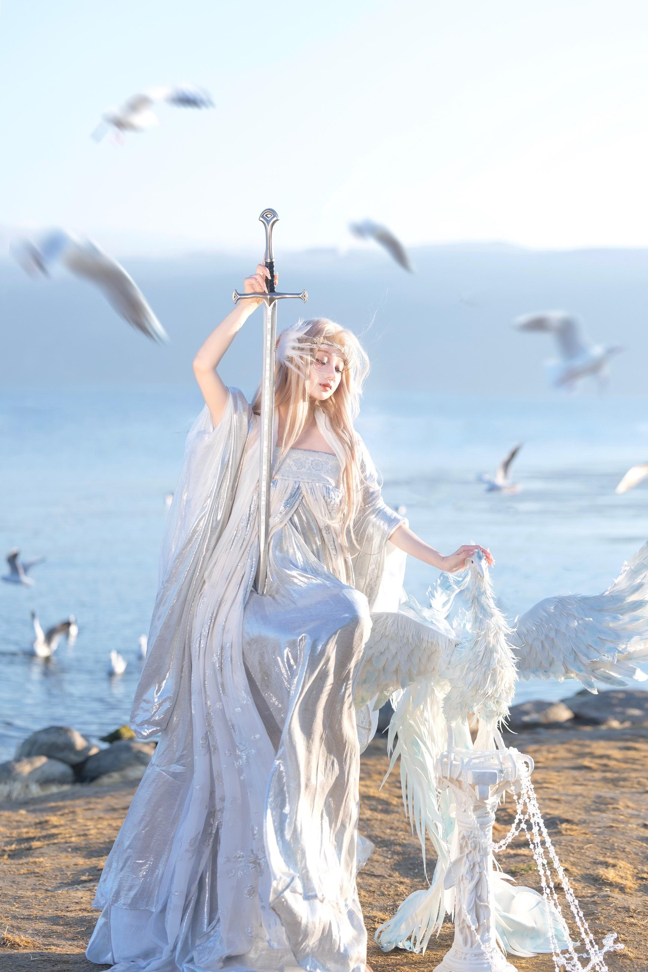 ‘ 圣少女与剑🗡️ ’圣女持剑时、世界静默如谜 日出下洱海的颜色真的...