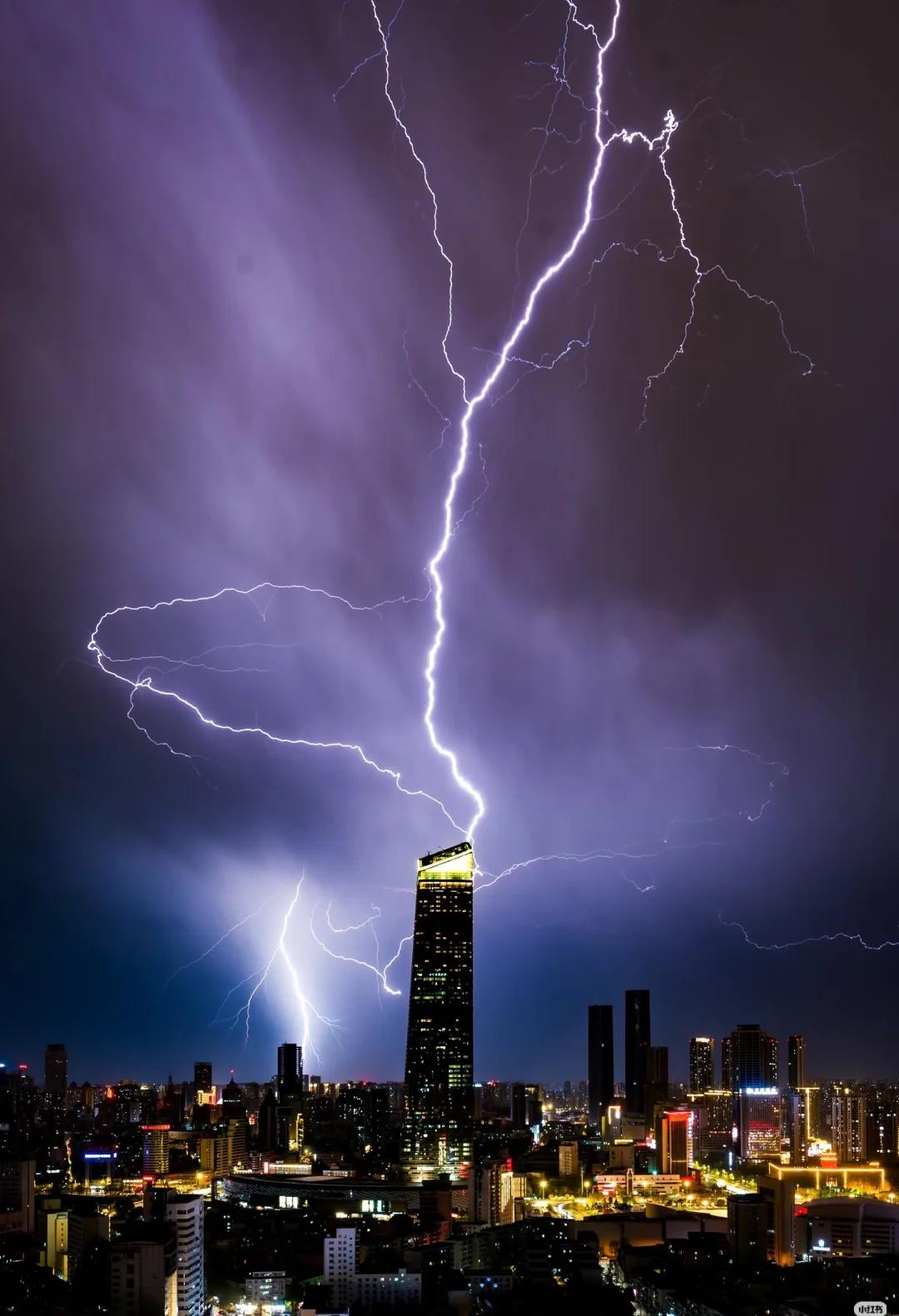 昨夜雨疏风骤，沈阳闪耀一宿
今天是4月26日，万里晴空，想起昨夜的闪电 ，名副其