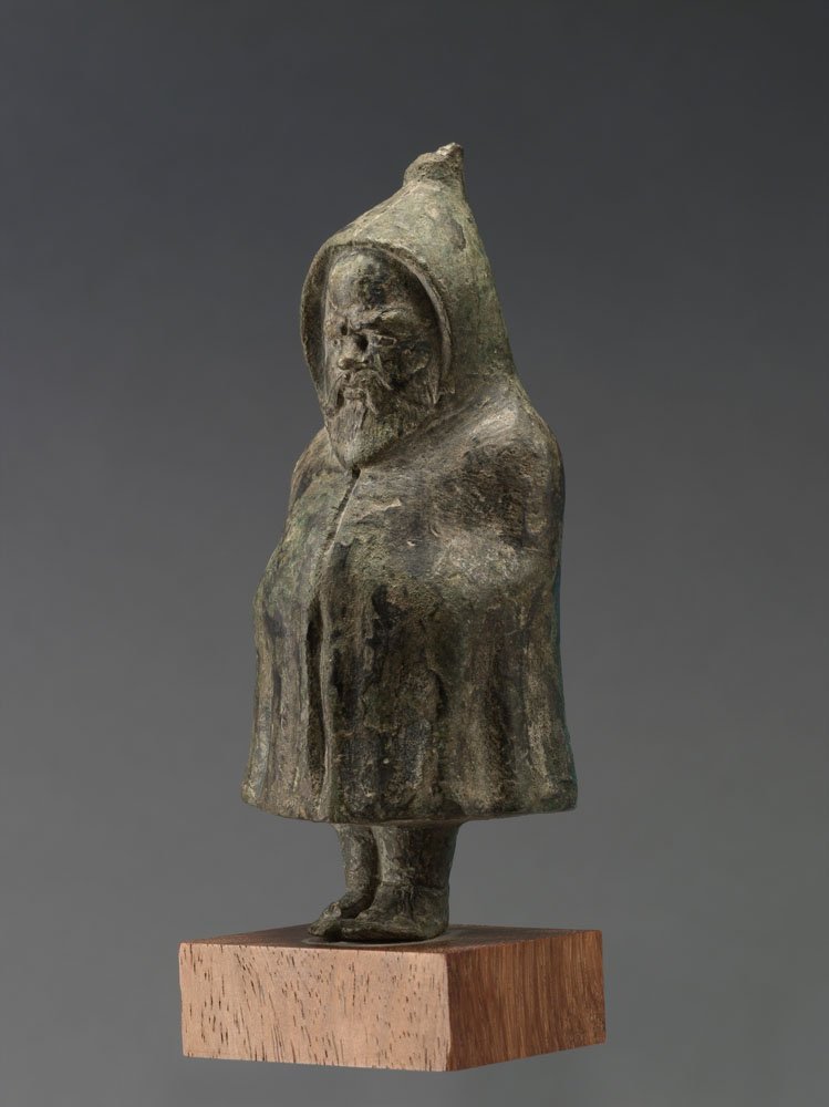 caracalla 带兜帽的斗篷，不是罗马人的传统服饰，是高卢地区的衣服，用来遮