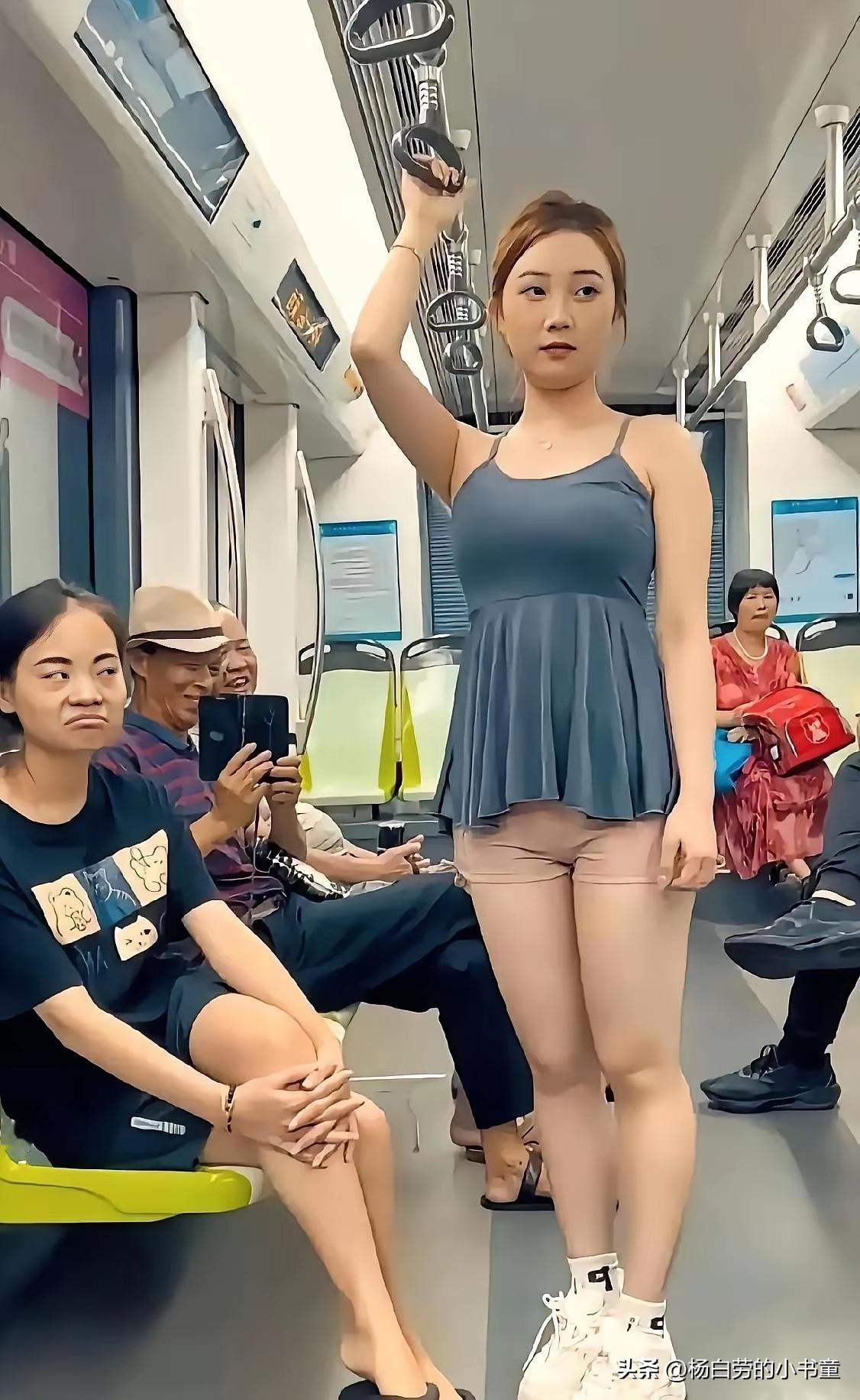 地铁上的错误穿搭
招来旁边女人嫌弃又看不惯的目光
旁边的两位大爷倒是童心未泯
一