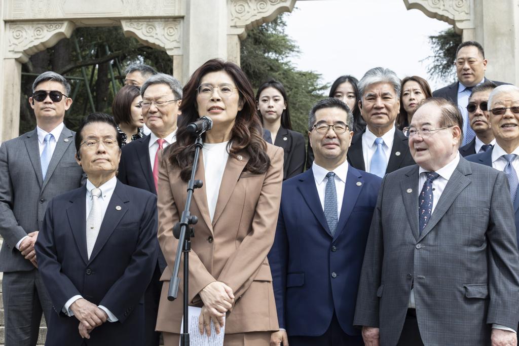 郑丽文作为中国国民党主席，率团踏上大陆土地，从南京、上海一路北上，专机稳稳降落在