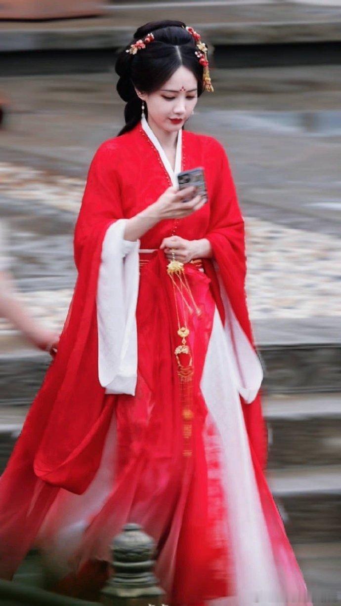 #李一桐古装走路仪态#  李一桐走路仪态是真的好，温婉大方，气质卓绝💗 ​​​
