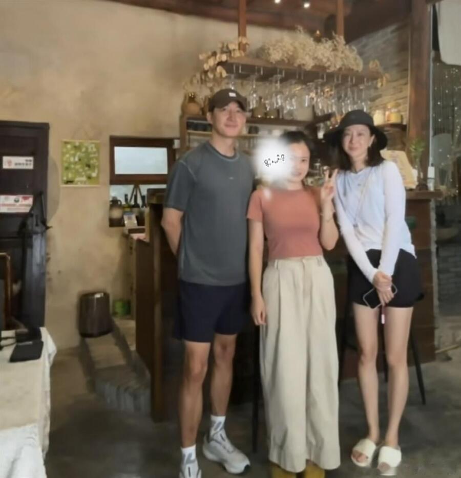 王阳带妻女度假 6岁女儿五官精致灵动 高斯素颜显老同框像两代人 