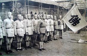 1944年，日寇侵占了郑州登封小县，在当地展开暴行。登封少林寺武僧倾巢出击，斩杀