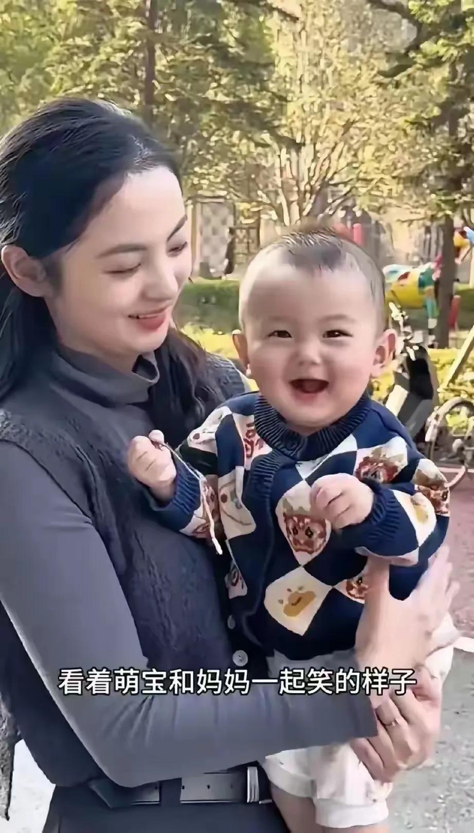 你可能不信，萌娃和妈妈甜蜜的笑容可以治愈一切！近日，湖南的一位年轻的宝妈在家里带