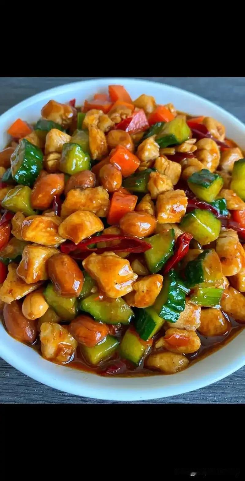 每天一道家常菜，简单方便又实用。
宫保鸡丁
材料：鸡胸肉1块，炸花生米1把，黄瓜