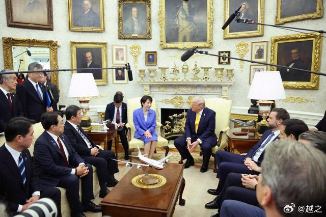 高市早苗微表情 在美国白宫总统办公室举行的会谈中，有记者问特朗普对从日本得到的援