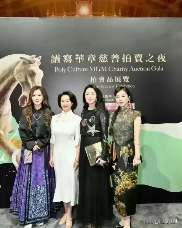 61岁的何超琼气质真绝！
真的是真正的千金小姐，不需要什么爱马仕什么名表来衬托她