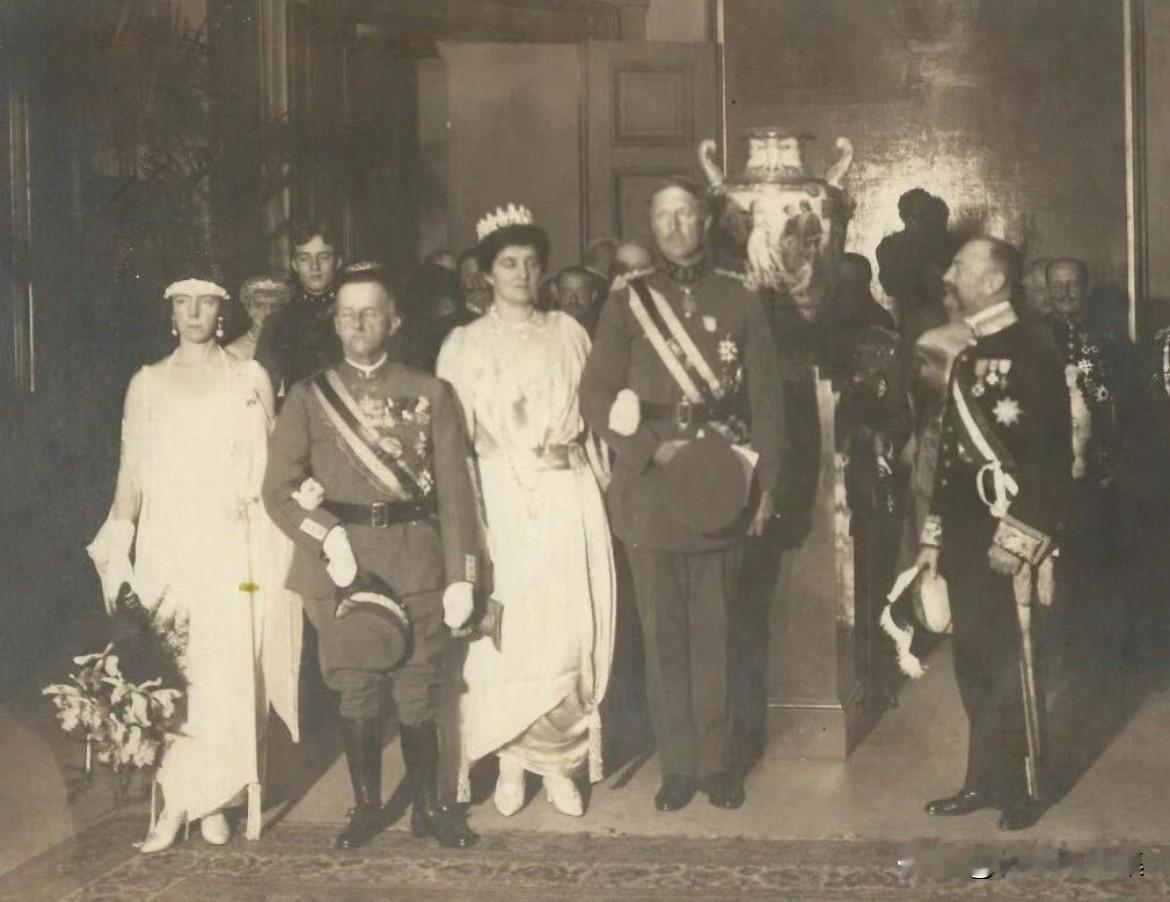 1922年，意大利国王维克托·伊曼纽尔三世与伊莲娜王后访问比利时，受到比利时国王