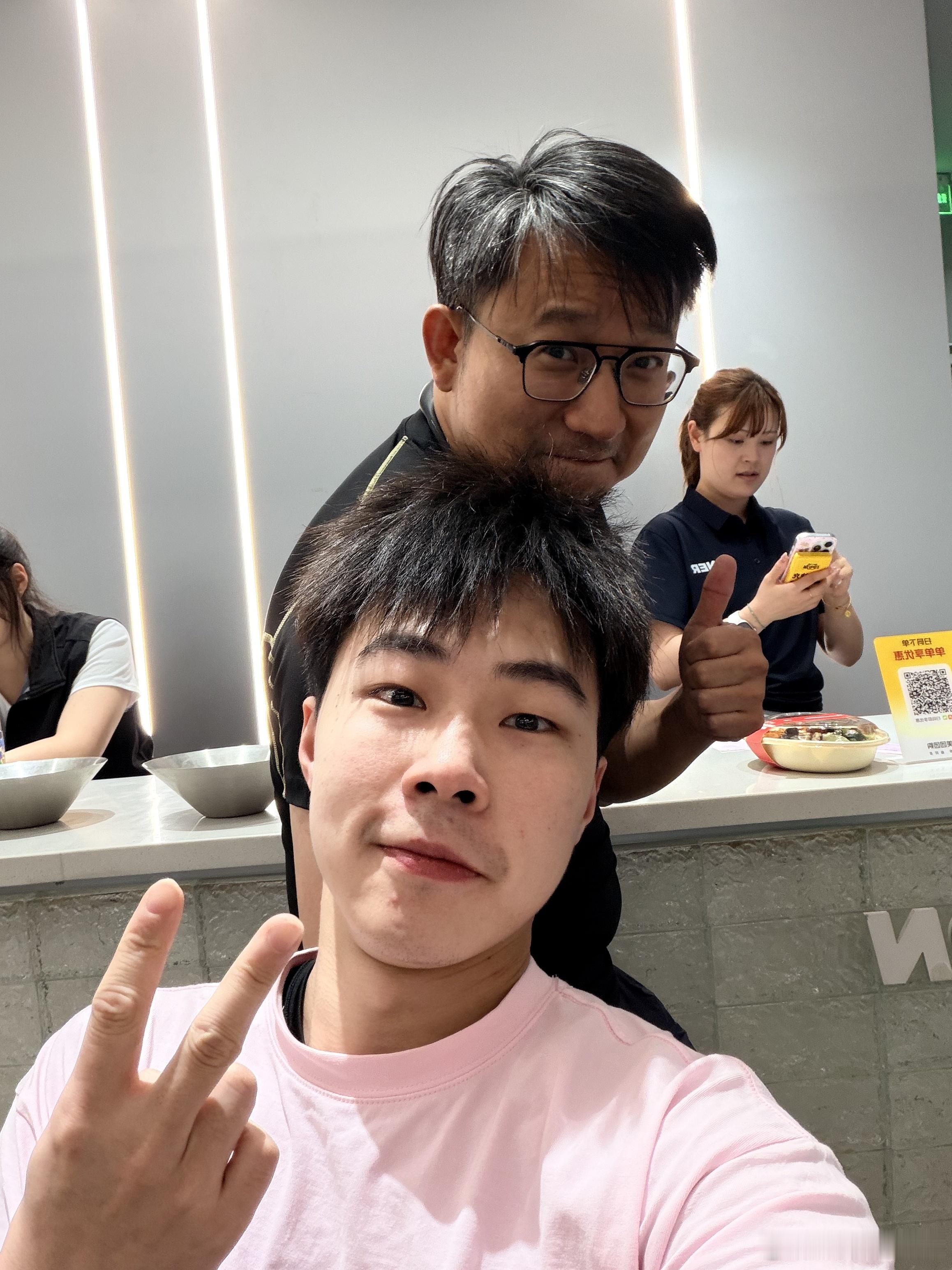 今天一个小伙伴来临沂找我。问我临沂什么好吃的？我说好吃的没有，健身有一个。于是乎