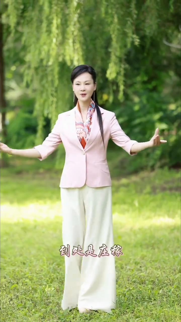 《南泥湾》于文华演唱。
唱呀一唱，南泥湾。花篮的花儿香，听我来唱一唱。唱呀一唱，