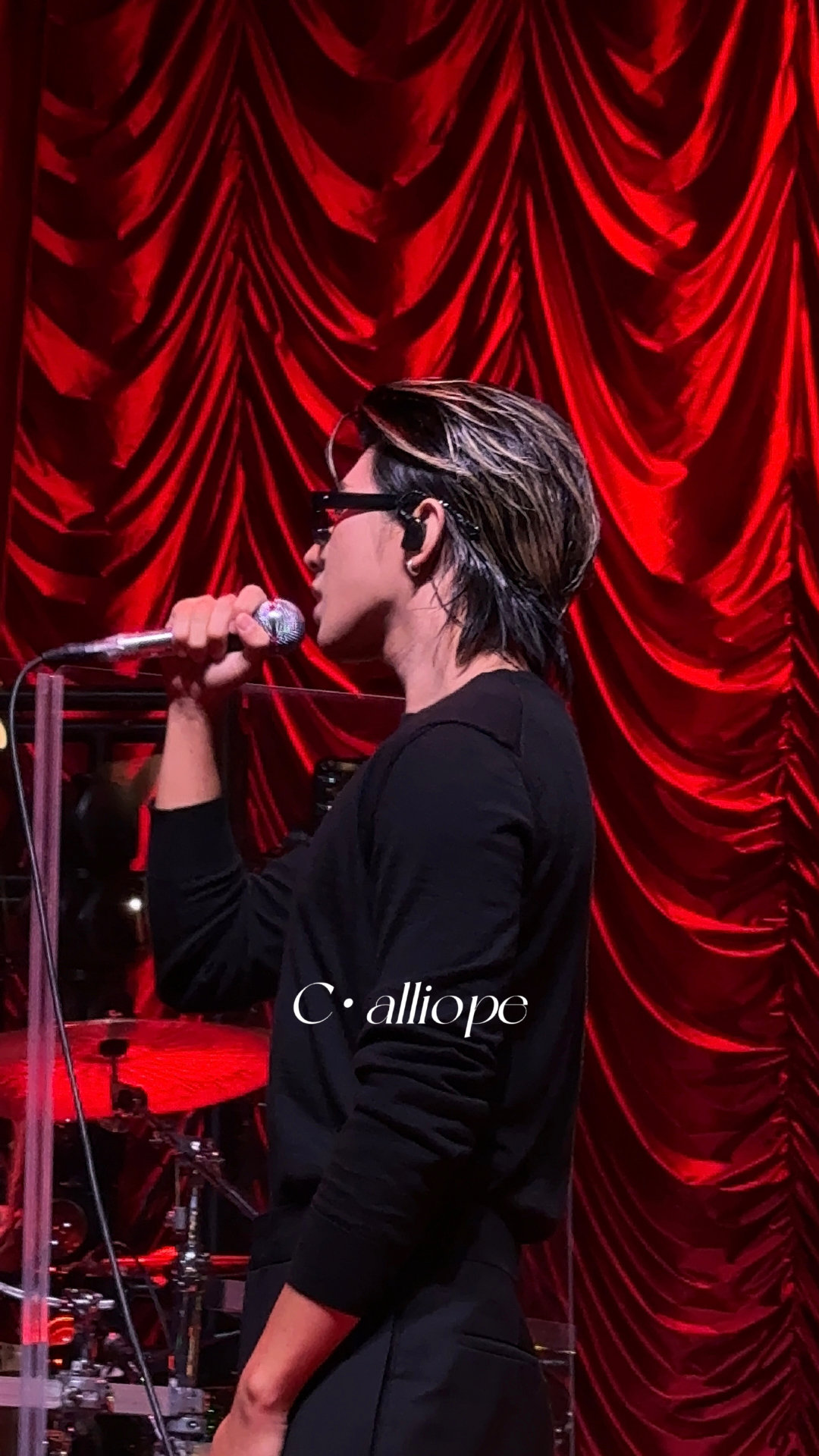 蔡徐坤芝加哥站后台造型 黑白镜头真的太适配他了，低调的穿搭加上柔和的光影，整个画