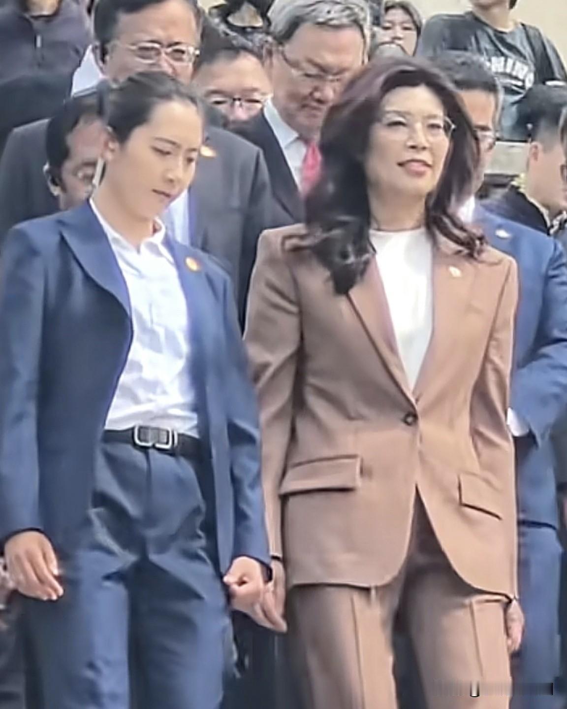 郑丽文真的不简单！
近日中国国民党主席郑丽文，
在接受媒体访谈时表示，
民进党天