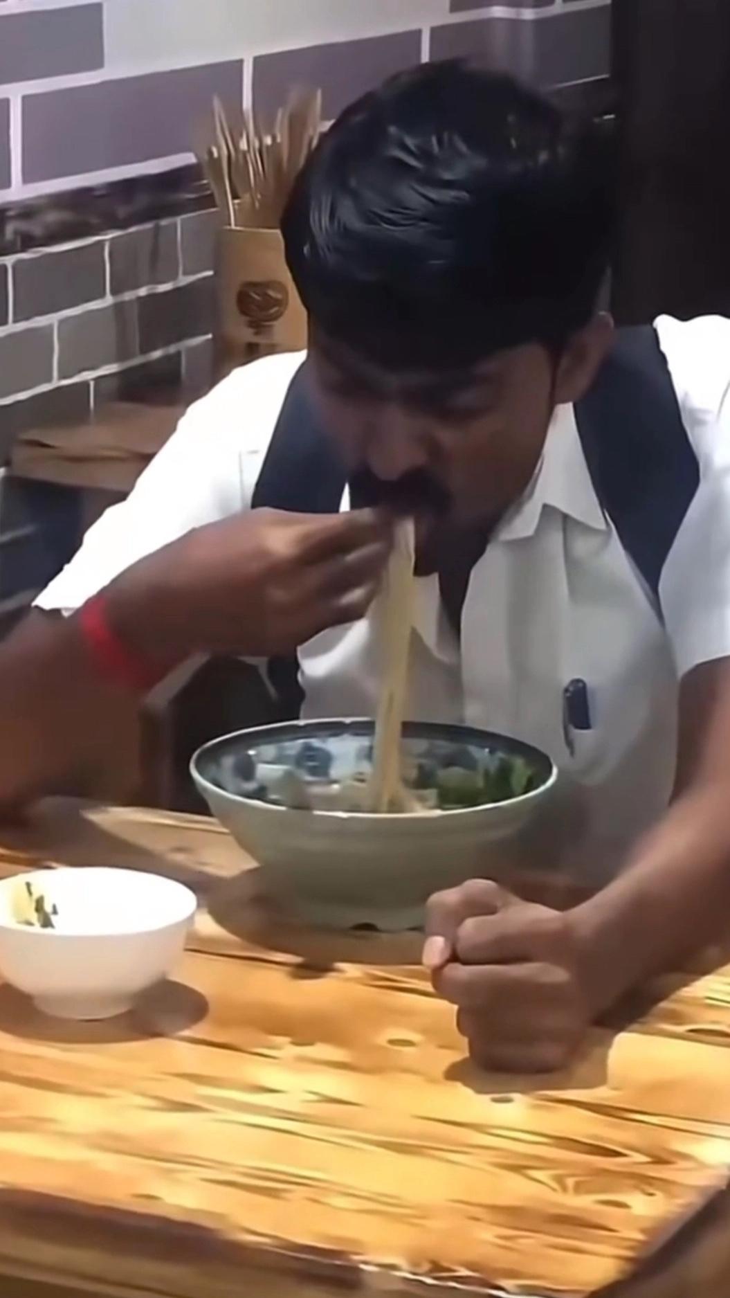 除了随地便溺，印度🇮🇳人最爱干的事便是向他人宣扬他们用手进食的“高贵”饮食方