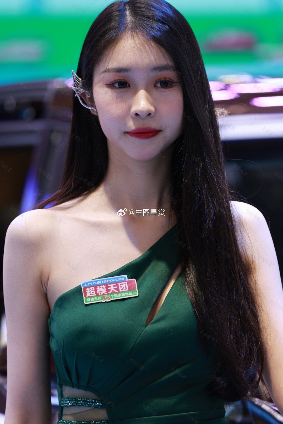广州车展斜肩绿裙车模清新靓丽👗，还有点小可爱🫰🏻 | 2339独家 ​​​