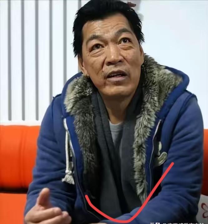 “大傻”成奎安去世后，
大儿子独吞遗产，
小儿子连学费都交不起，
罗家英看不下去