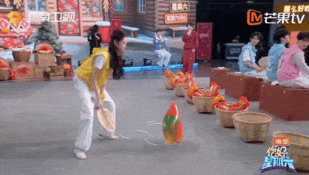 张艺凡张艺凡chua地一下撞飞范丞丞你好星期六张艺凡这波莽夫式抢镜也太圈粉，搞笑