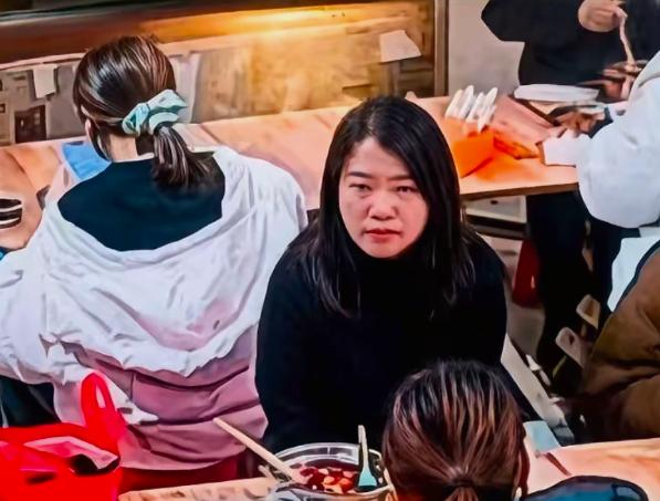 被泼螺蛳粉汤的女子已报警，并明确表示不会私了，那这大姐可能面临3个窘境！

那个