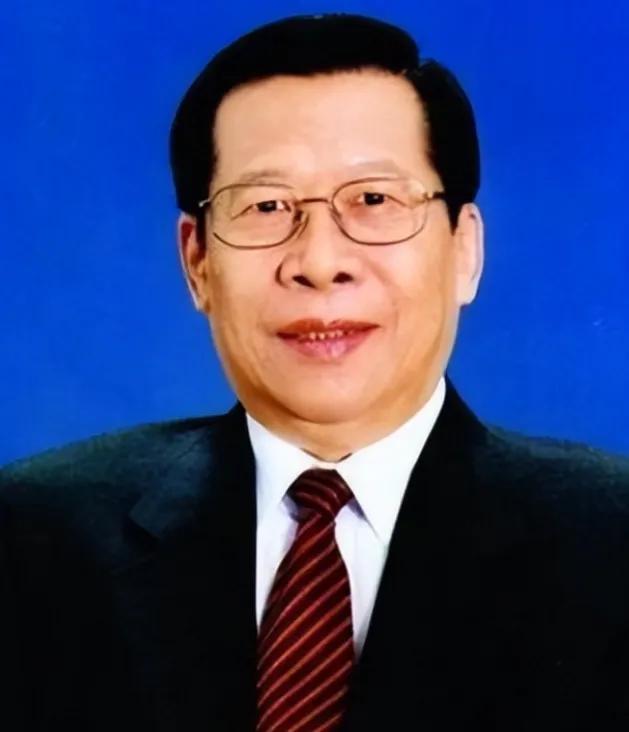 1993年，时任中央电视台台长的杨伟光，在没有上报的情况下，擅自做主在《新闻联播