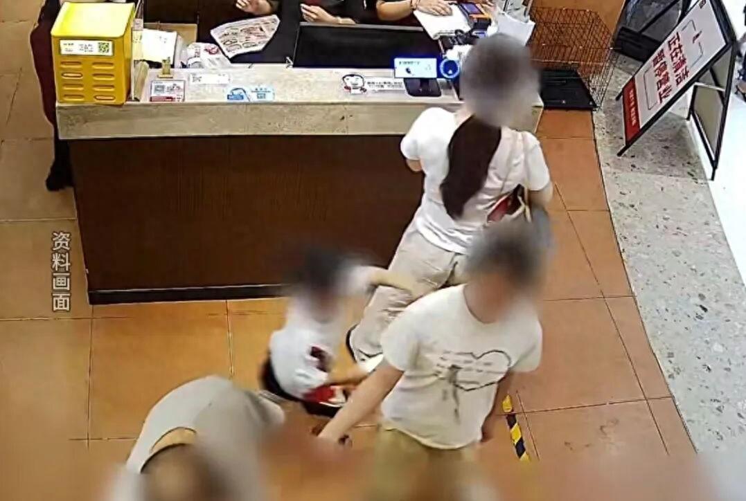 女子被4岁孩童摸臀，坚持不懈讨说法，却没人站她这边！

8月26日，湖南长沙一餐