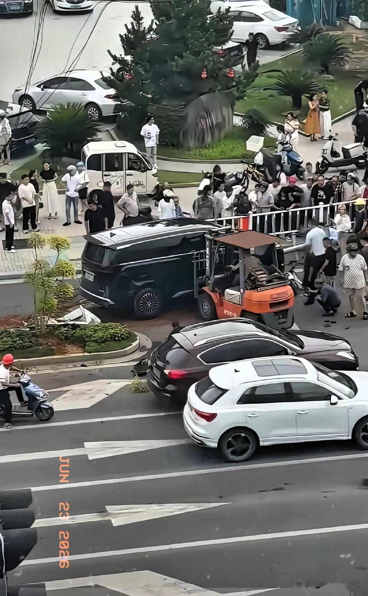 安徽广德车祸后续，孩子姑姑发声:弟媳在抢救可能瘫痪，现在还在医院。

事发时，一