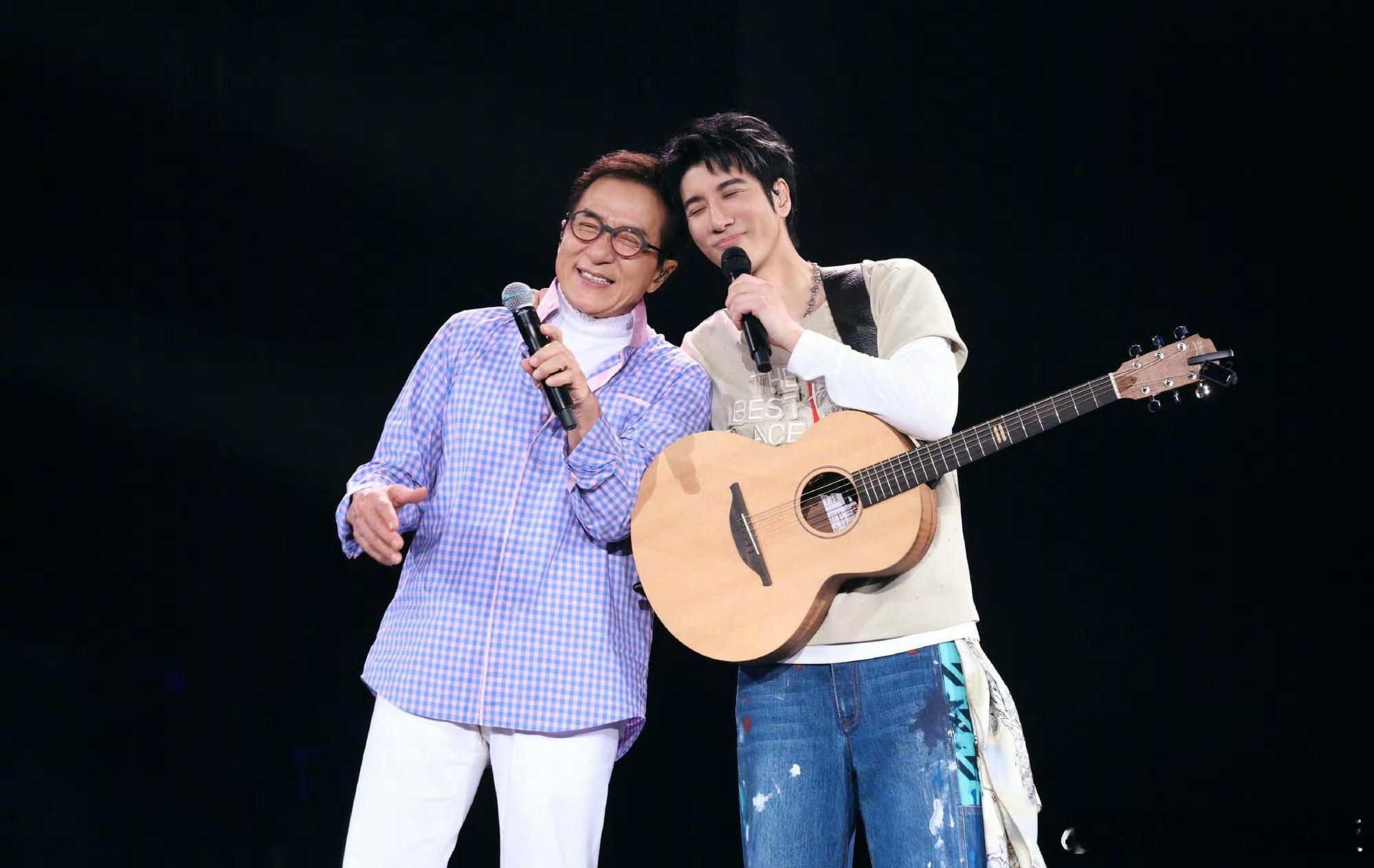 成龙王力宏亲了演唱会本就是情绪拉满的场合，歌手间一个拥抱、一次击掌都是常态，这一