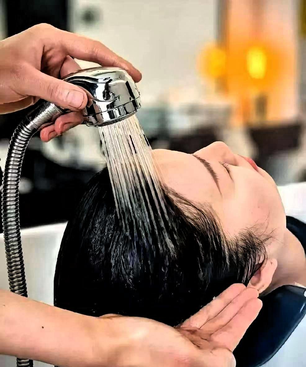 央妈都给咱科普了！
一直以为头发只要洗得勤、吹得干，就能又顺又亮，结果央妈一提醒
