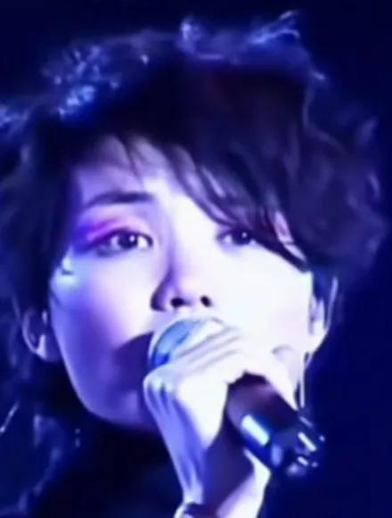 有人纠结“唱歌赚大钱成天后合理吗”，看看王菲就明白了——太合理了。
 
王菲从年