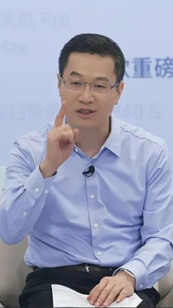 卢总发微博又来问大家意见了，说“对未来出特别版，大家有什么建议？”

一个月之前