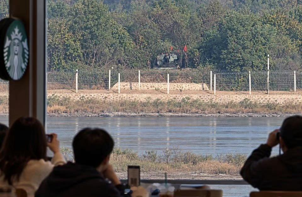 韩国一星巴克正对朝鲜大炮韩国金浦爱妓峰瞭望台附近一家星巴克正对的方向上，朝鲜部署