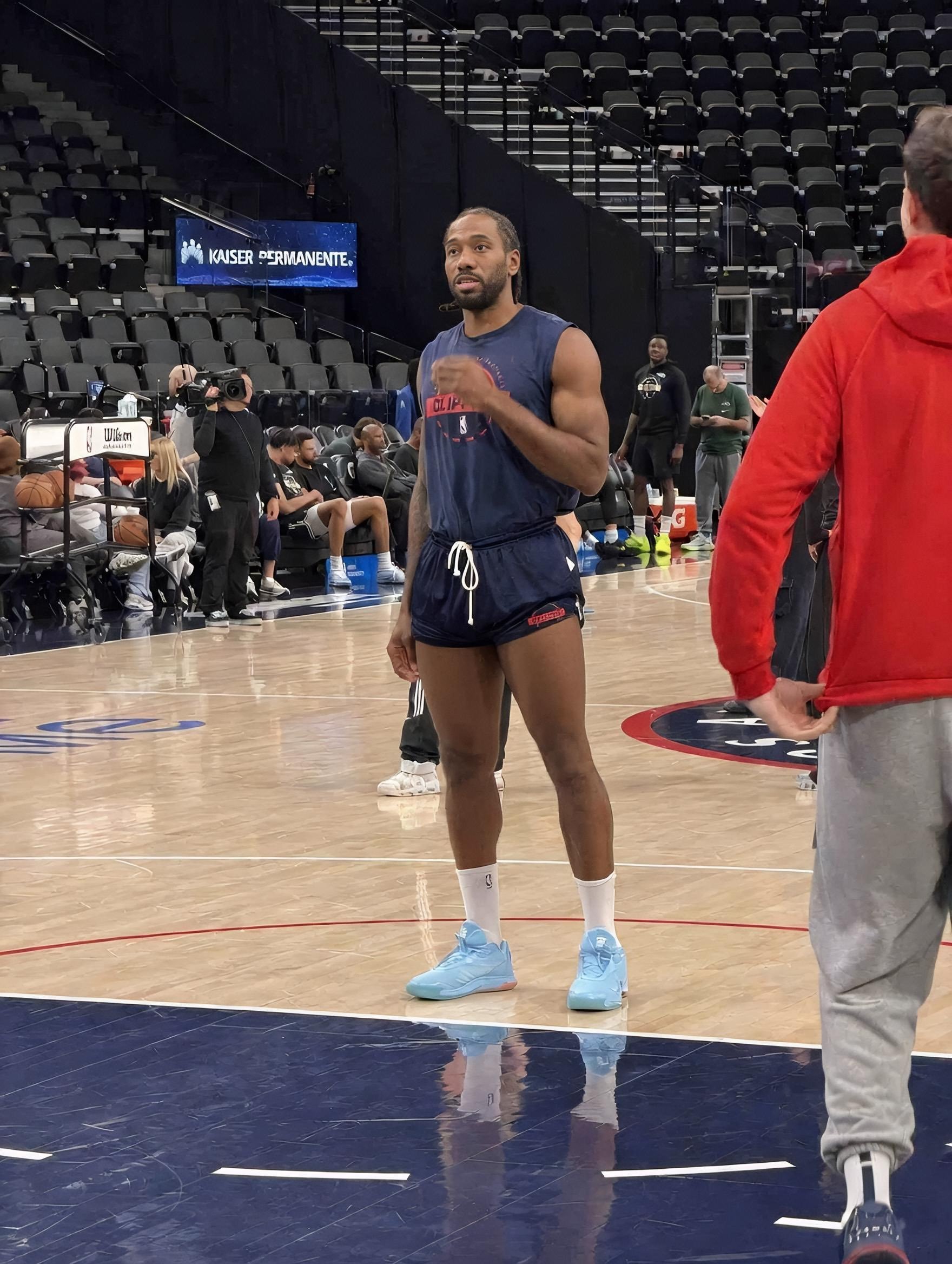 诶不是，这个照片是角度问题吗，怎么看着伦纳德两条腿股四头肌的维度差这么多？新赛季