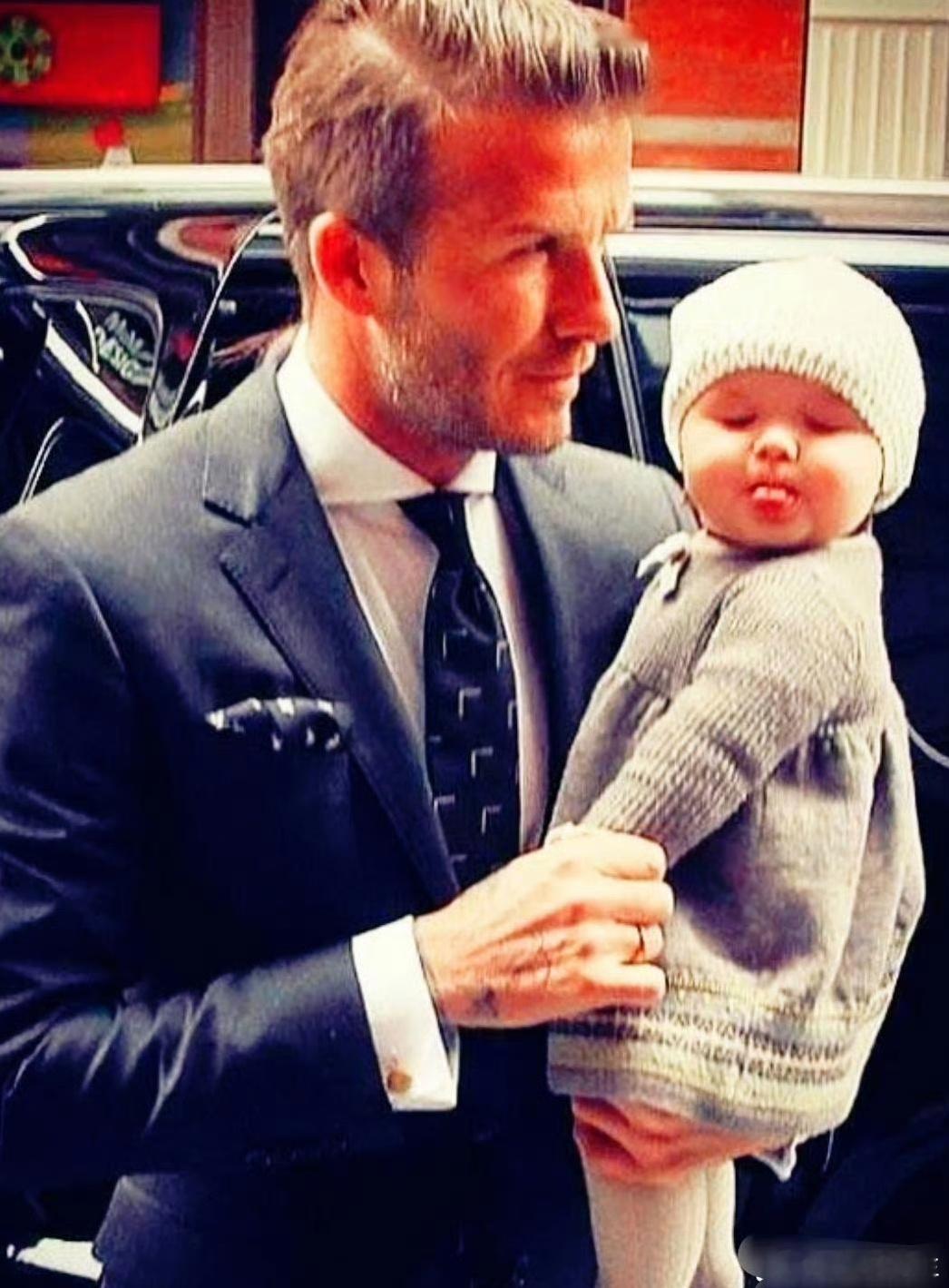 贝克汉姆的女儿都15岁了，发育的跟个大人似的，还抱在怀里看球，欧美人对“女大避父