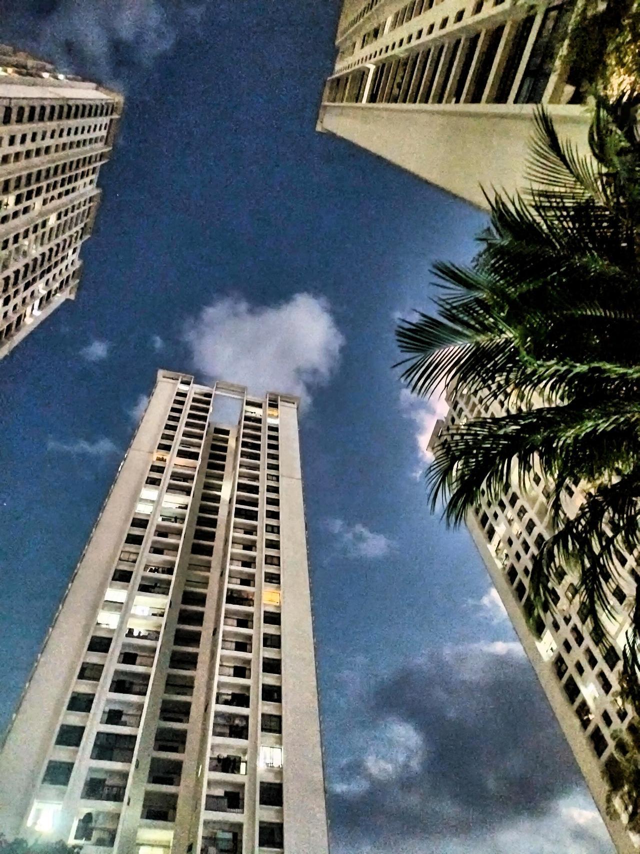 晒图笔记大赛 夜幕下的高楼大厦，灯火阑珊，城市生活的剪影。