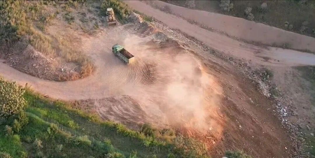 【渭南高新区良田街办塬沟遭违规昼间倾倒渣土】近日，在高新区良田街办上庄村东坪组东