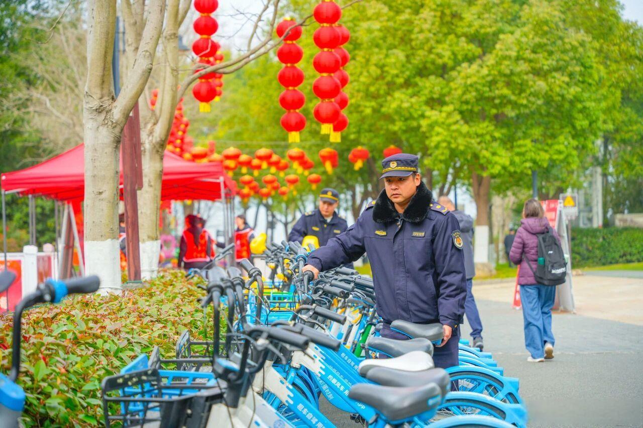 【花漾东湖 城管守芳】从早春梅园的暗香浮动，到仲春樱园的漫天飞雪，东湖风景区的四