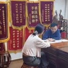 这年头，看病就像拆盲盒，谁能想到，去修个腰，竟然把十年的皮肤病给“顺手”治了？