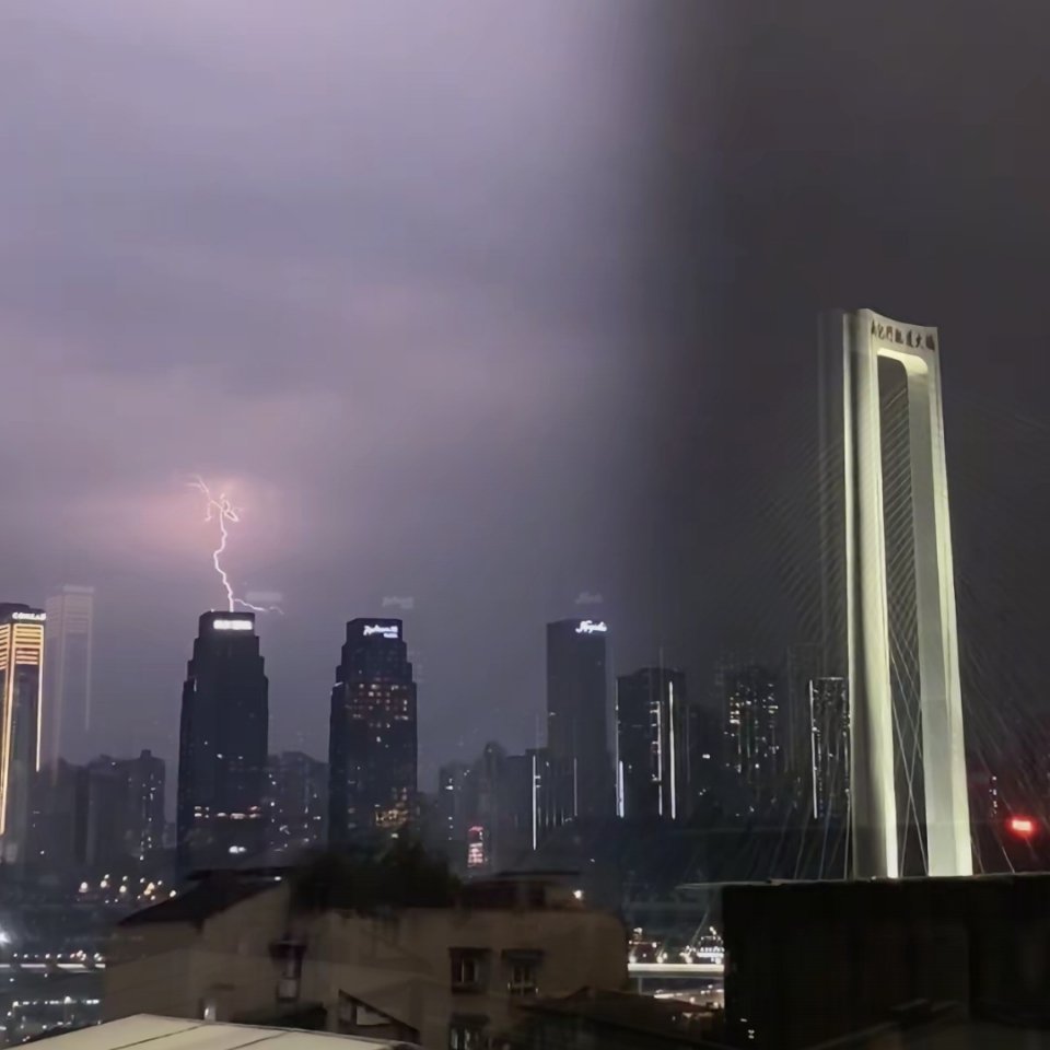 时代峰峻大楼被雷劈了，时代峰峻，反思一下自己