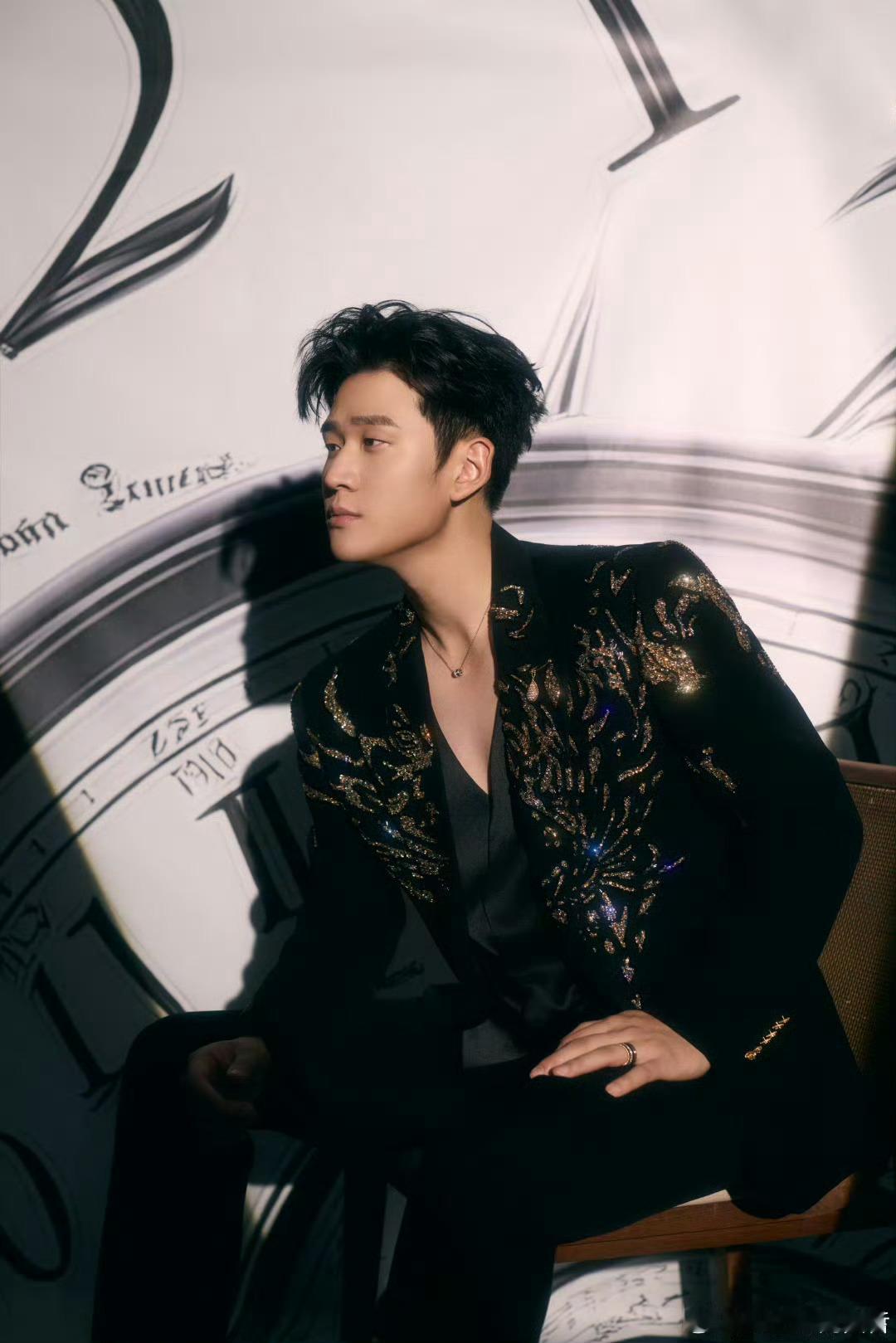 周兴哲10岁赴美留学被同学歧视曾留学被歧视，“国际巨星”祝福成嘲讽。周兴哲却为梦