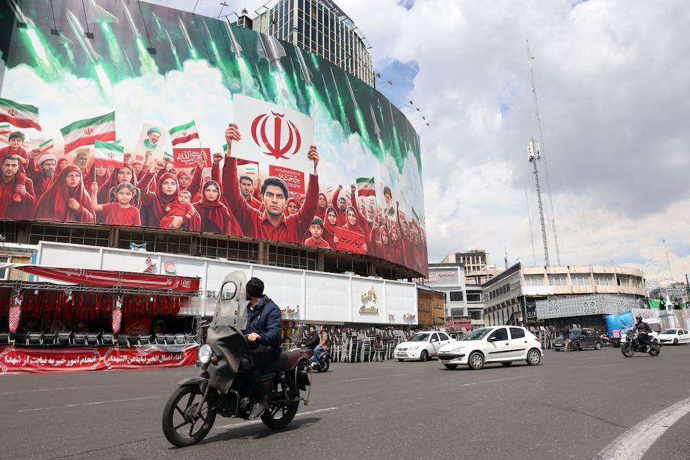 据《经济学人》报道，中东水域正上演一场疯狂的猫鼠游戏。4月17日，唐纳德·特朗普