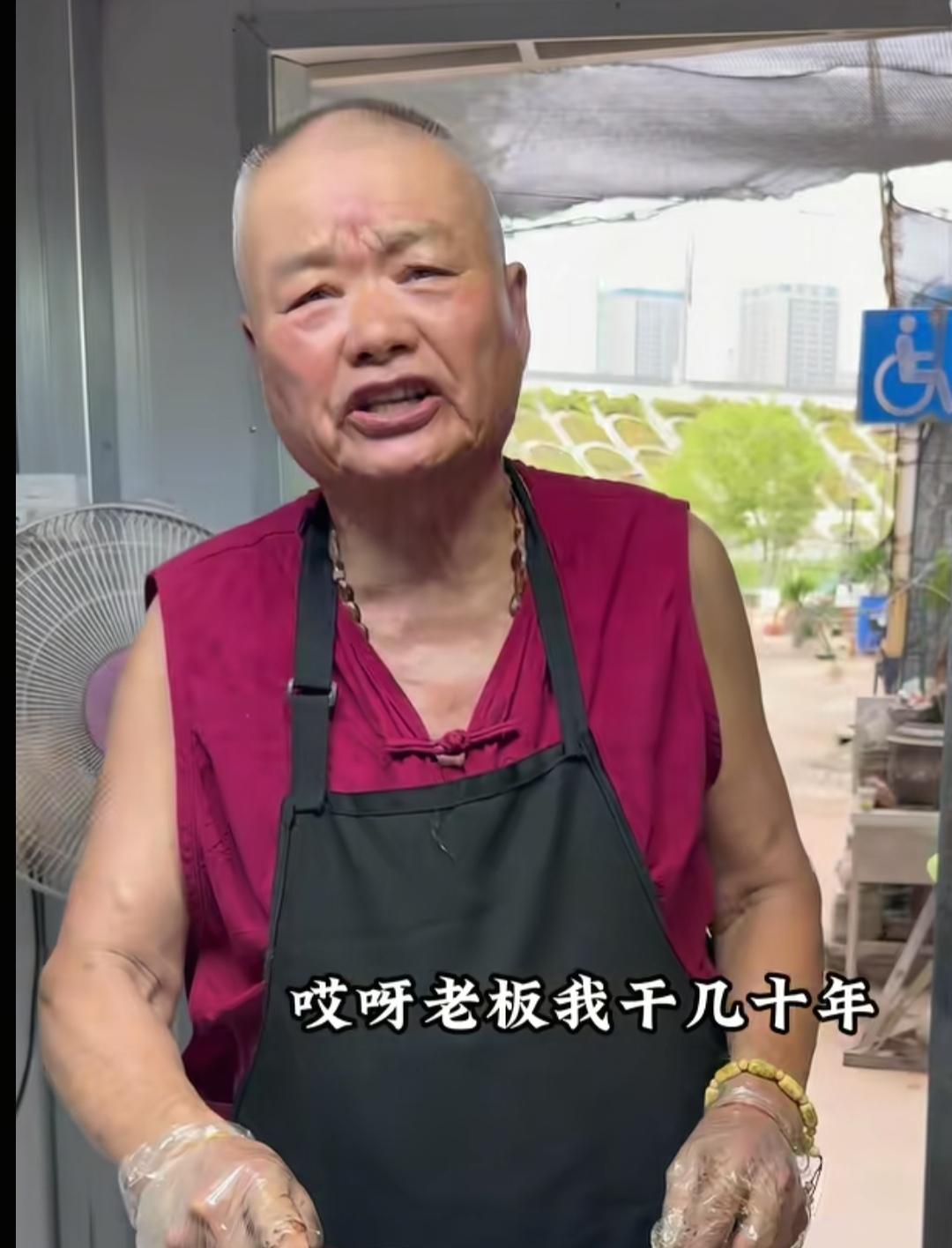 全网火爆的七万卤菜实际上是由老兄弟俩开的，网友们可能也看过关于七万卤菜的探店视频
