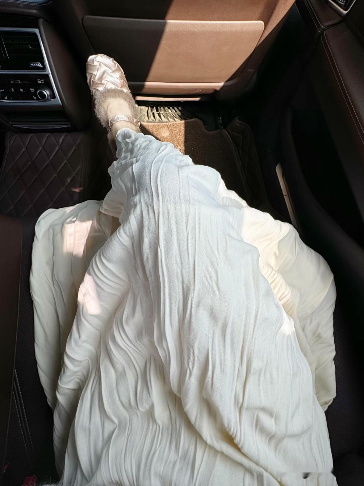 买了一条自带氛围感的奶杏色裙子，我真的爱惨了！才50几💰
质感却肉眼可见的好，