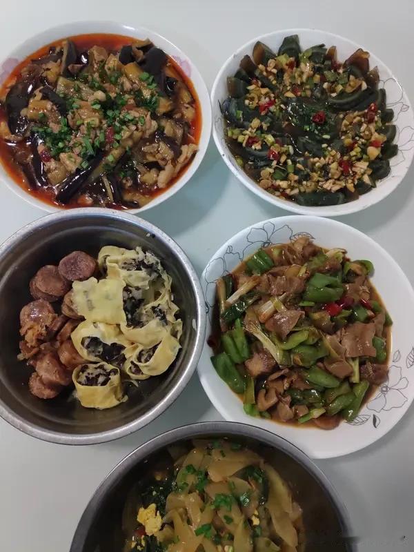 男人给女人制造生活甜头，其实不用花大钱。比如在她辛苦一天回家时，提前准备一顿简单