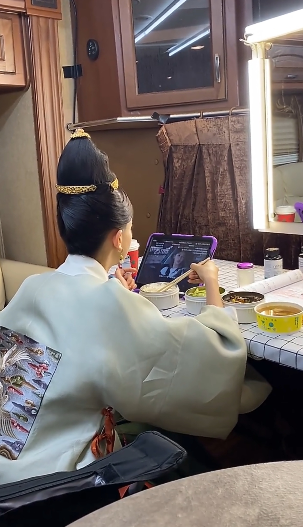 想起一边吃饭一边看弹幕的你，好在那些日子你都勇敢坚定的走过来了 
