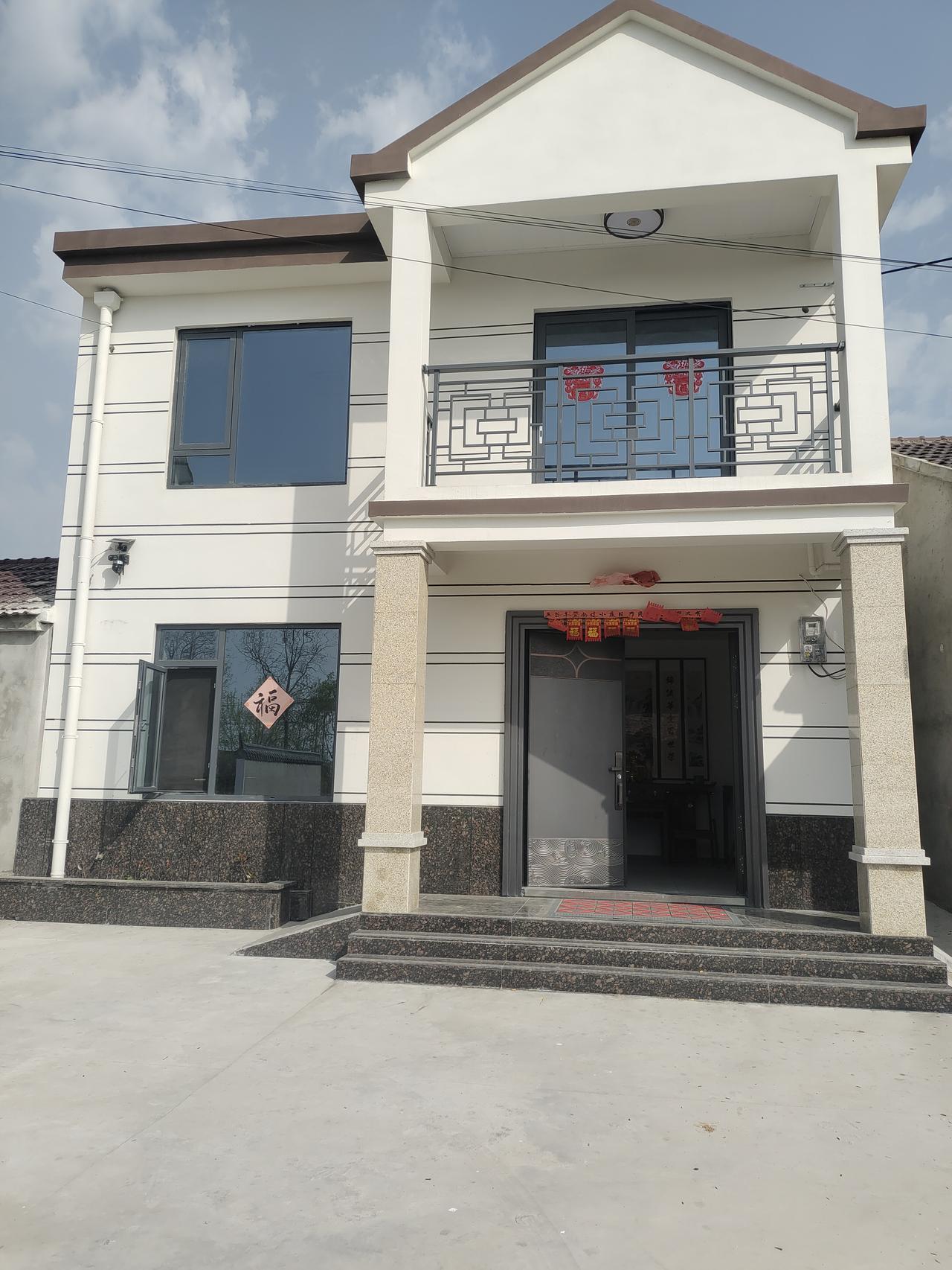 今年清明回了趟老家，发现最小的弟弟把房子翻修了，真的很好看，如图1。
虽说他一年