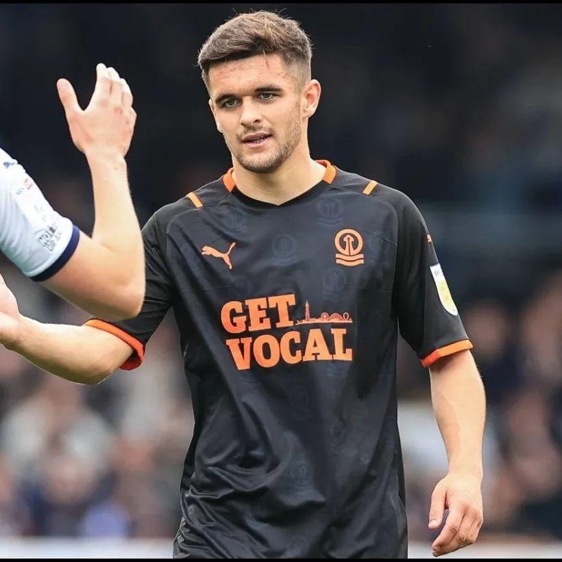 出生于2005年，今年十八岁的英格兰足球运动员 Jake Daniels（杰克·