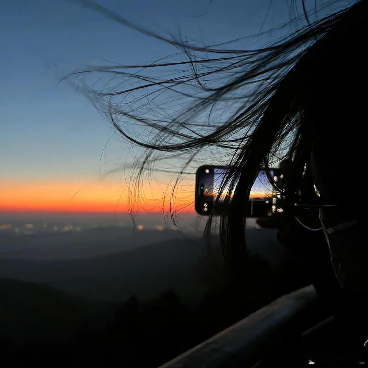 一路磕磕绊绊走到至今，结局配不上过程，难免有些哽咽，或许成年人比小孩更需要糖，因